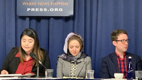2018年11月26日，在美國國家記者俱樂部一場關注新疆人權狀況的新聞發布會上，29歲的維吾爾族女子米娜．圖爾松（中）回憶起自己在「教育轉化」營中的經歷，幾度難掩悲傷情緒。
