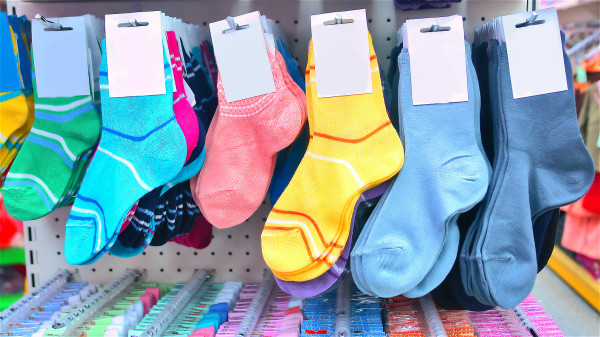 袜子要选择纯棉或羊毛的，不要选用人工合成纤维制品。