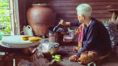 老婦去世6天奇蹟復活爬出棺材煮粥吃(組圖)