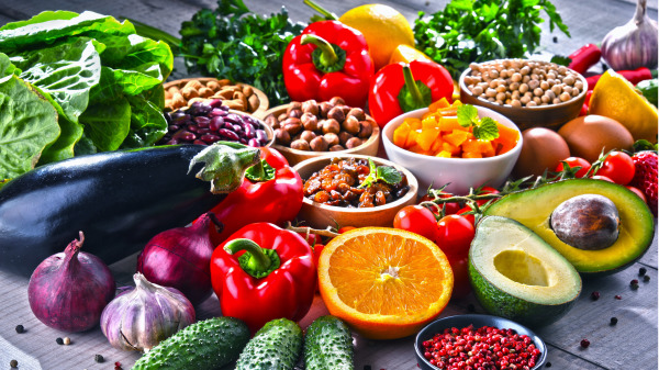 平时可多摄取深绿色蔬菜、乳制品、豆制品等，都能有效补充钙质。