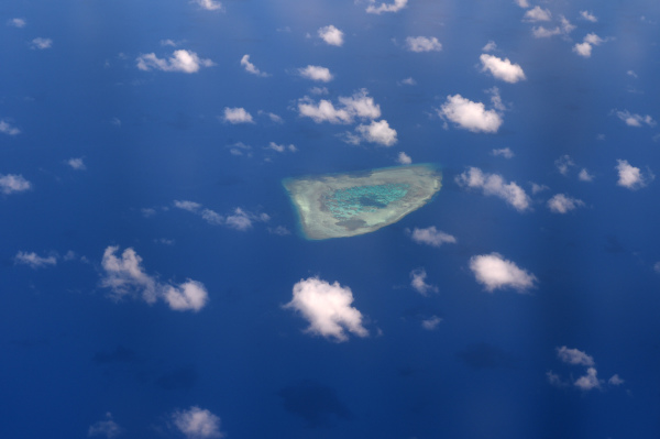 2017年4月21日拍攝的這張照片顯示了有爭議的南沙群島的礁石鳥瞰圖。