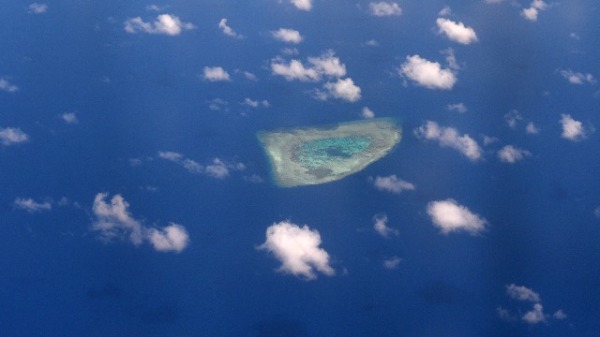 2017年4月21日拍攝的這張照片顯示了有爭議的南沙群島的礁石鳥瞰圖。