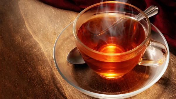 红茶是一种发酵茶，性质温而平缓，适合冬天饮用，尤其是肠胃弱、身体虚的人。