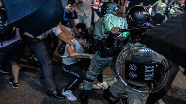 网上流传一段约40秒的短片，可见5名香港警员及督察手持警棍，在跑马地永光苑附近疯狂殴打一位男子。网民质疑警方使用过度武力。示意图。