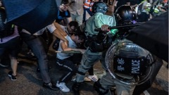 港男遭5警持棍狂殴遭民众质疑过度武力(图)