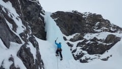 女登山低头玩手机下一秒踩空摔“20层高悬崖”(图)