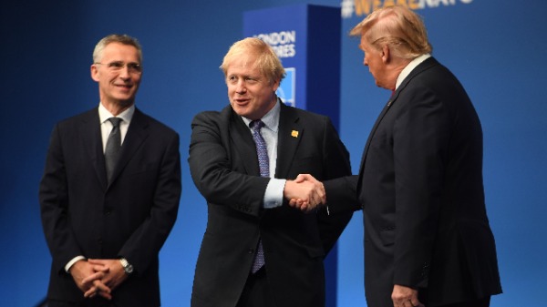 北約秘書長斯托爾滕貝格、英國首相約翰遜和美國總統川普（圖片來源：Jeremy Selwyn - WPA Pool/Getty Images）