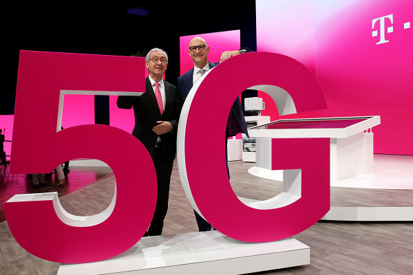 德国电信公司Deutsche Telekom的主席Timotheus Hoettges（右）和公司监事会主席Ulrich Lehner。