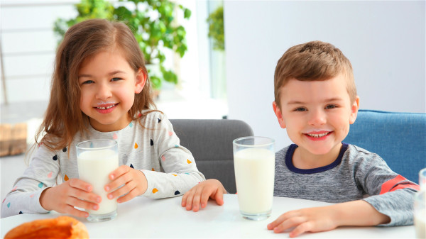 全脂或脱脂牛奶都含有天然维生素D，市面上也有许多牛奶强化了维生素D。
