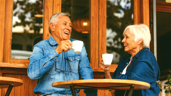 老年人是维生素D缺乏的人群，应经常出门活动，晒太阳补充维生素D。