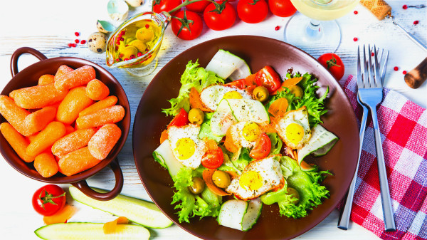鹌鹑蛋的维生素D、卵磷脂和脑磷脂的含量都非常高，经常食用有健脑补脑的效果。