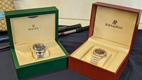 厂商仿冒要价不菲的劳力士和Audemars Piguet手表。