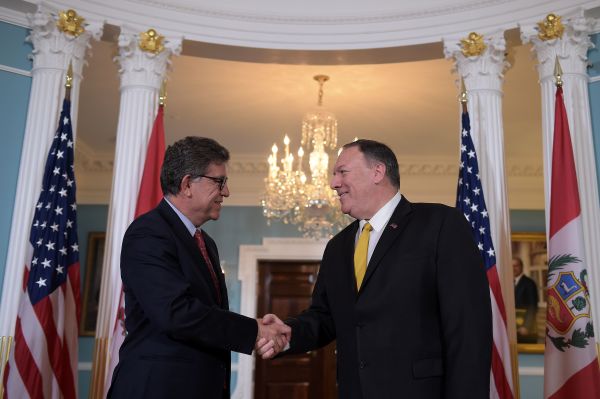 2019年10月16日，美國國務卿蓬佩奧在華盛頓特區接見到訪的秘魯外長梅薩-誇德拉。