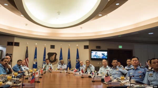 印太地区国家空军指挥官在夏威夷出席第11届空军指挥官研讨会（美国空军照片）