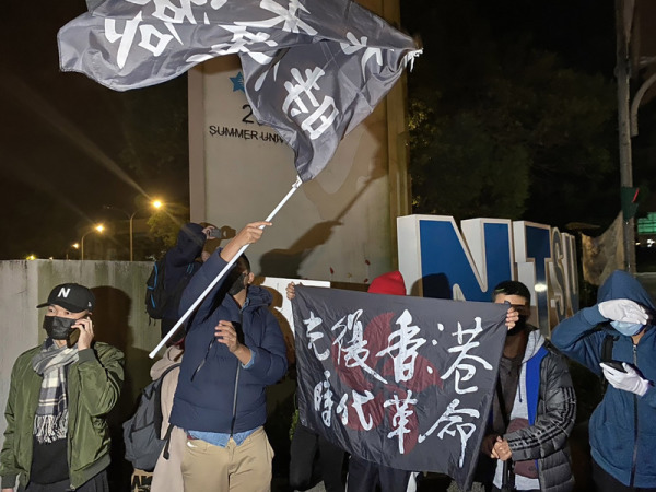 演唱會門口有群眾舉著「光復香港、時代革命」黑色旗幟，表達對於陳小春在台灣舉辦演唱會的不滿。