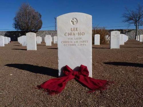 二叔和遇難戰友們的墓碑上都銘刻著——Chinese Air Force（中國空軍）。