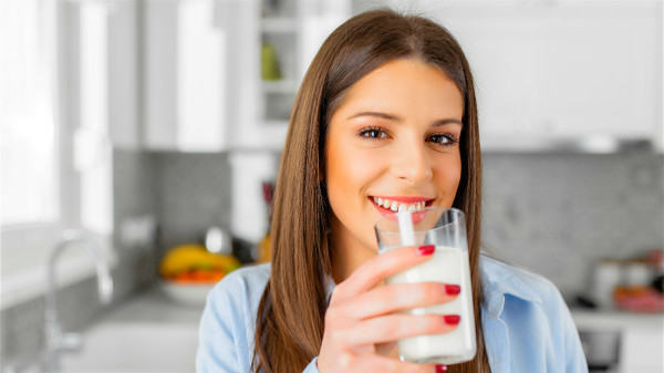 乳糖不耐症患者，喝牛奶时宜“少量多餐”，避免空腹喝。