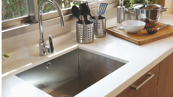 家中厨房的水槽要注意菜渣的清理，才能保持清洁畅通。