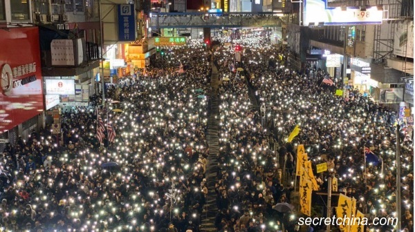 80万港人参加民阵发起的“国际人权日游行”，逼爆港岛主要街道，从白天到黑夜，要求港府回应五大诉求。（图片来源：周秀文／看中国摄影）