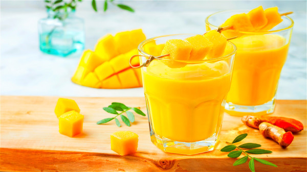 芒果和葱、姜、蒜并不存在任何“可以发生反应的成分物质”，不会伤害肾脏。