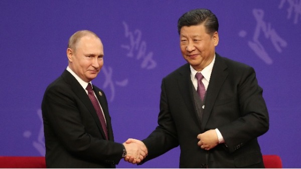 2019年4月26日，习近平与普京在中国北京的友谊宾馆握手。
