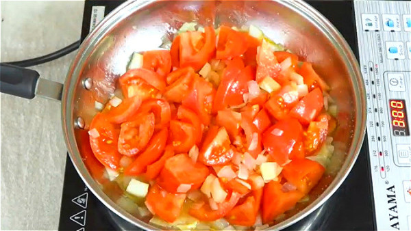平底鍋倒入洋蔥，炒香，再加入西紅柿，翻炒出汁水。