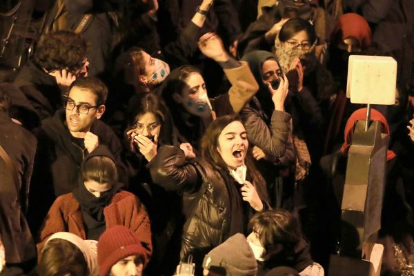 2020年1月11日，伊朗首都德黑兰的阿米尔卡比尔大学前，数百学生悼念1月8日空难的遇难者，并高喊口号。