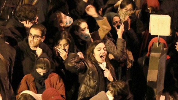2020年1月11日，伊朗首都德黑兰的阿米尔卡比尔大学前，数百学生悼念1月8日空难的遇难者，并高喊口号。