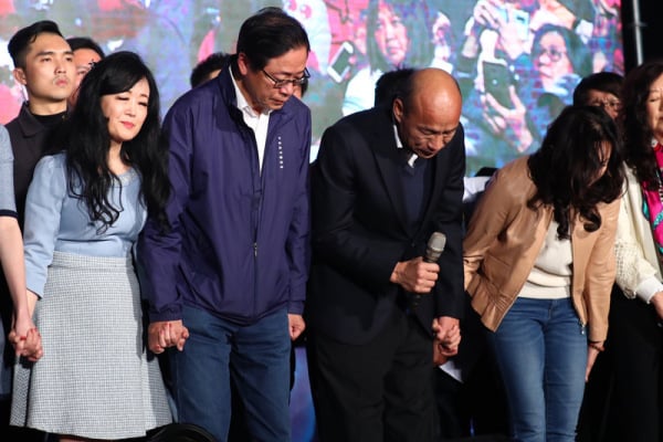韩国瑜今年早些时候在总统大选中落败，图为他在发表败选感言后鞠躬感谢支持者。