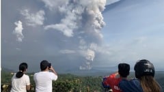 震撼婚礼照：新郎新娘火山喷发下紧张互许誓言(图)