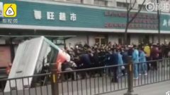 青海西寧大街突塌陷公交車掉坑已致6死4失蹤16傷(視頻)