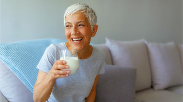 每天晚上睡覺前喝一杯牛奶，含有豐富鈣和磷，能緩解腿部抽筋。