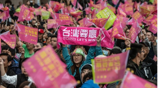 2020年台湾大选，支持者庆祝总统蔡英文成功当选。（图片来源：Billy H.C. Kwok/Getty Images）