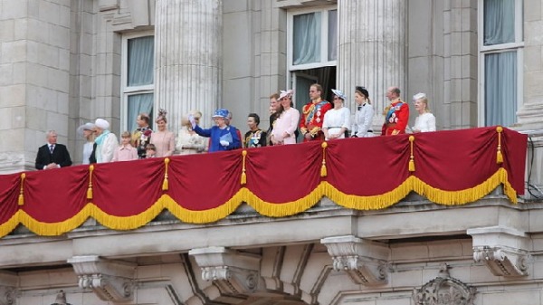 2013年，英國王室成員在白金漢宮陽台上與民眾互動。