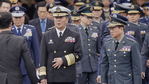 国防部15日表示，奉总统蔡英文核定，将由现年62岁的海军司令黄曙光上将接任参谋总长。