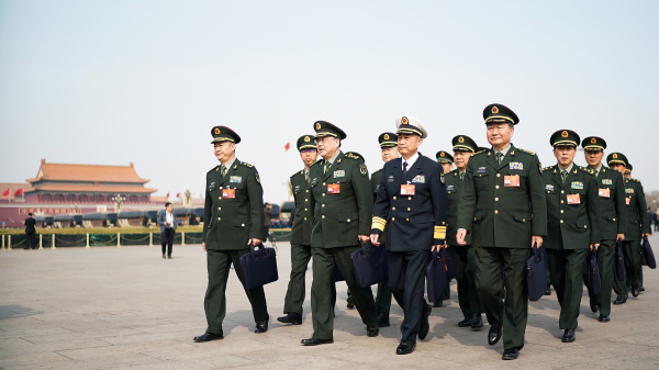 一名前中共軍官說，中共軍隊內部問題嚴重，根本沒有能力攻臺。圖為往年參加中共兩會的軍方代表