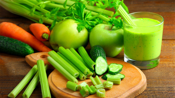 糖尿病友们在饮食上要多摄取含有水溶性膳食纤维的食物，如：叶菜类、瓜果类等蔬菜。