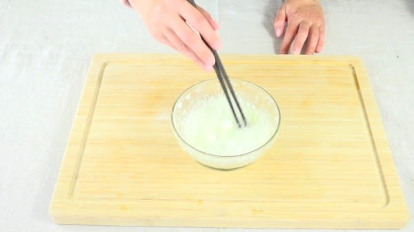 1、小檸檬切開，擠出汁水，放入小蘇打，攪拌均勻。將混合溶劑塗抹在水龍頭上，靜置30分鐘。