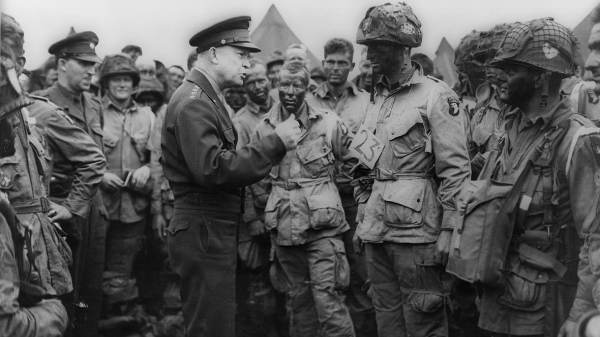 1944年，艾森豪在視察美軍101空降師