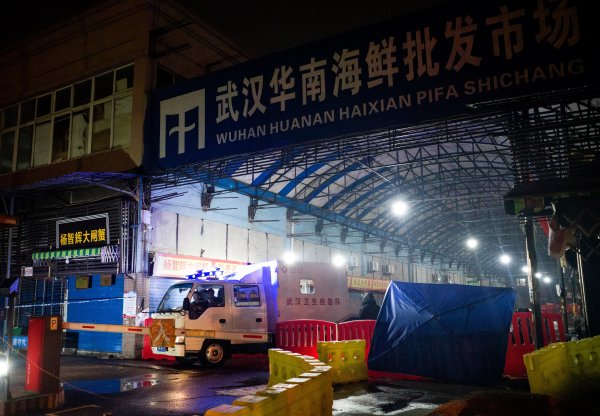 武漢衛生應急小組的工作人員於2020年1月11日從華南海鮮批發市場抬走感染者。