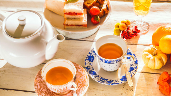 茶叶存放的时候要尽量隔绝有异味的食物，才不会成为串味茶。