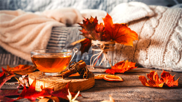 浓茶中含有大量咖啡因、茶碱等，对肠胃的刺激性很强。