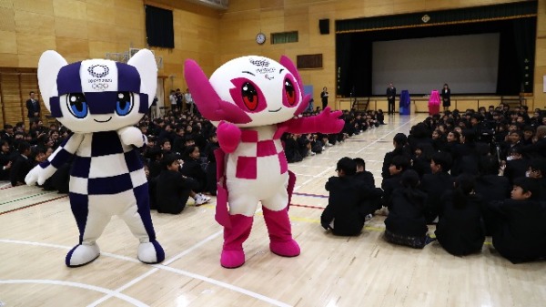 2020年东京奥运会和残奥会的吉祥物Miraitowa（左）和Someity（右）。