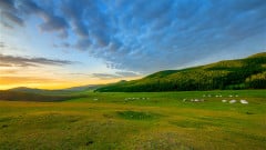 七绝三则：秋辉･车行雨中･草原天路(图)