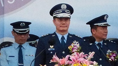 中华民国国防部表示，一架黑鹰直升机迫降乌来山区，只剩下参谋总长沈一鸣等3人尚在搜救中。
