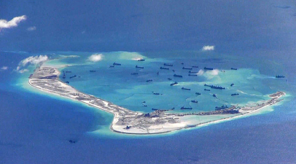 2015年美國海軍的照片顯示中國正在把渚碧礁改造為渚碧島。