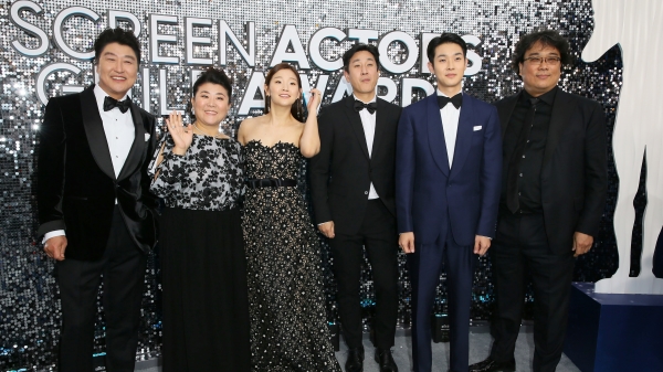 韩国电影《寄生上流》（Parasite）今天荣获美国演员工会（SAG）最大奖最佳电影卡司奖，惊艳四座。