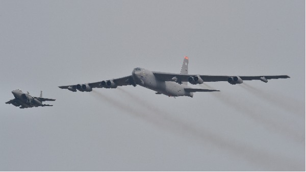 B-52轟炸機（右）和F-15K戰鬥機（左）（圖片來源（JUNG YEON-JE/AFP/Getty Images）