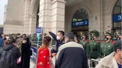 从武汉飞回法国旅客：物价飞涨“前脚上飞机军队就赶到”(图)