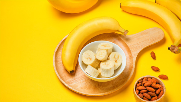 香蕉味甘性寒，能清腸熱、潤腸通便。